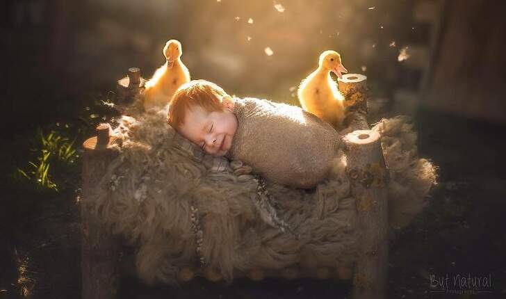 這畫面太美了！他拍下「寶寶＋寵物」依偎萌照，北鼻抱毛孩熟睡「幸福微笑」讓人全融化！