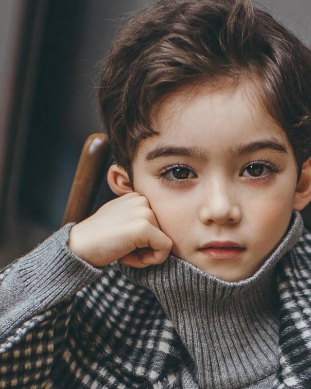 5歲混血弟「一雙深邃大眼」電翻全球女性　接著「親姊姊」現身後...美到讓你懷疑人生！